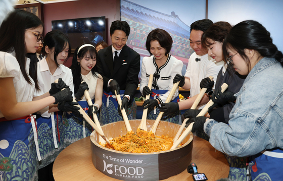 비빔밥 만드는 김혜경 여사