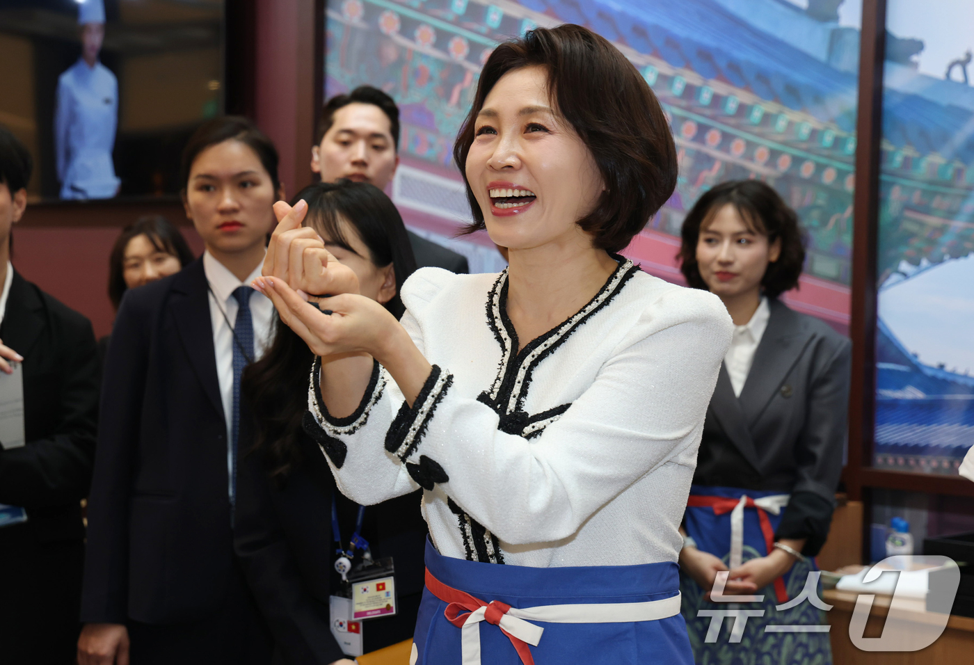 (하노이(베트남)=뉴스1) 이재명 기자 = 이재명 대통령과 베트남을 방문 중인 김혜경 여사가 23일(현지시간) 하노이 서호 롯데몰에서 열린 K문화관광대전에서 손가락 하트를 만들고 …