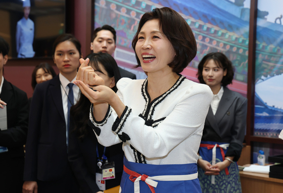 손가락 하트 만드는 김혜경 여사