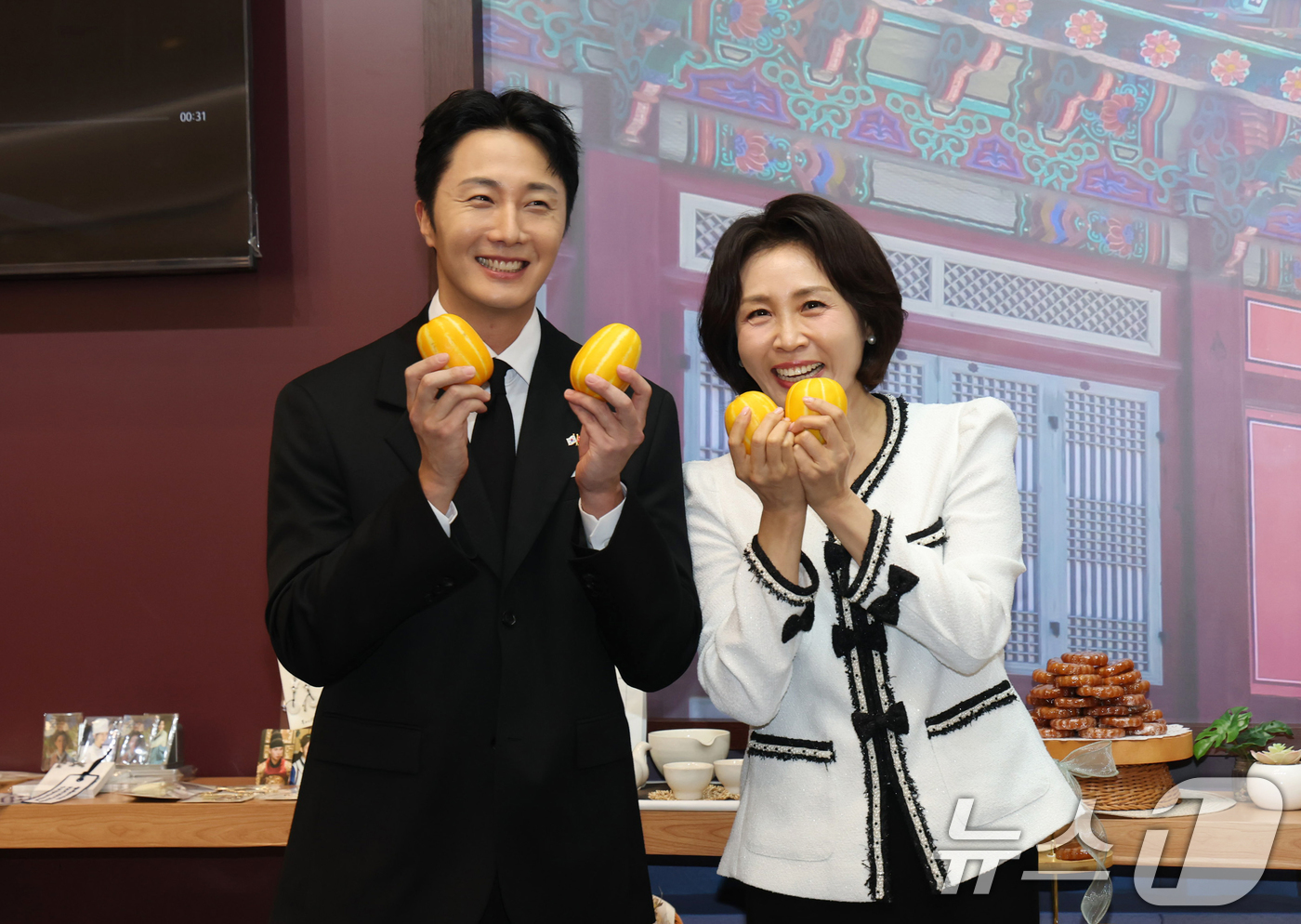 (하노이(베트남)=뉴스1) 이재명 기자 = 이재명 대통령과 베트남을 방문 중인 김혜경 여사가 23일(현지시간) 하노이 서호 롯데몰에서 열린 K문화관광대전에서 배우 정일우와 참외를 …