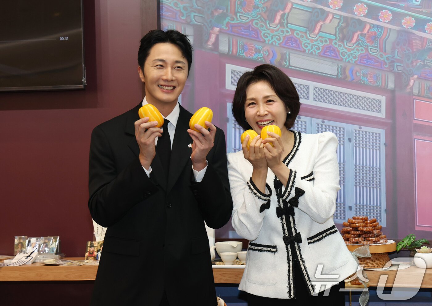 본문 이미지 - 이재명 대통령과 베트남을 방문 중인 김혜경 여사가 23일(현지시간) 하노이 서호 롯데몰에서 열린 K문화관광대전에서 배우 정일우와 참외를 들어보이고 있다. 2026.4.23 ⓒ 뉴스1 이재명 기자