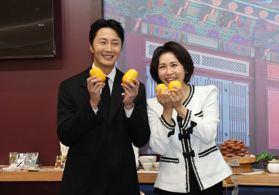 정일우와 참외 들어보이는 김혜경 여사