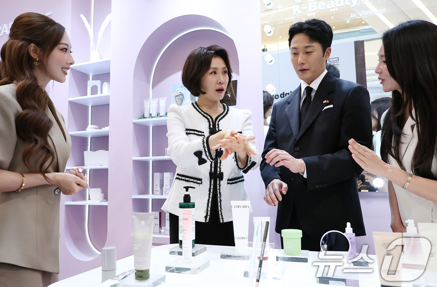 (하노이(베트남)=뉴스1) 이재명 기자 = 이재명 대통령과 베트남을 국빈 방문 중인 김혜경 여사가 23일(현지시간) 하노이 롯데몰에서 열린 K문화관광대전에서 배우 정일우와 화장품을 …
