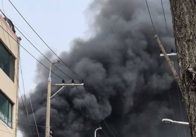 군산 건물 3층서 불…보일러실 발화 추정