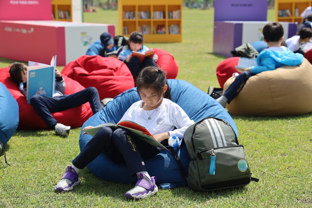 부산시민공원 '잔디밭 도서관' 운영…2600권·체험 프로그램 다채