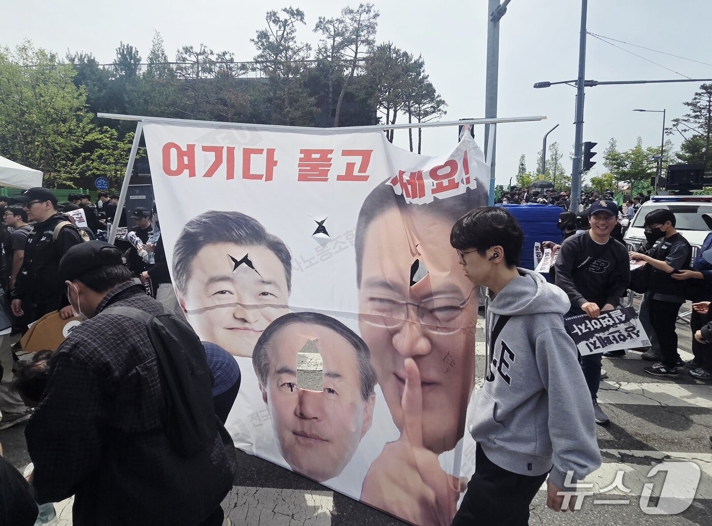 본문 이미지 -  23일 경기 평택시 고덕동 삼성전자 평택캠퍼스에서 열린 삼성전자 노동조합 공동투쟁본부 '4·23 투쟁 결의대회'에서 낙서하고 찢겨진 이재용 삼성전자 회장, 전영현 삼성전자 대표이사 부회장, 노태문 삼성전자 사장의 사진. 2026.4.23 ⓒ 뉴스1 박기범 기자  