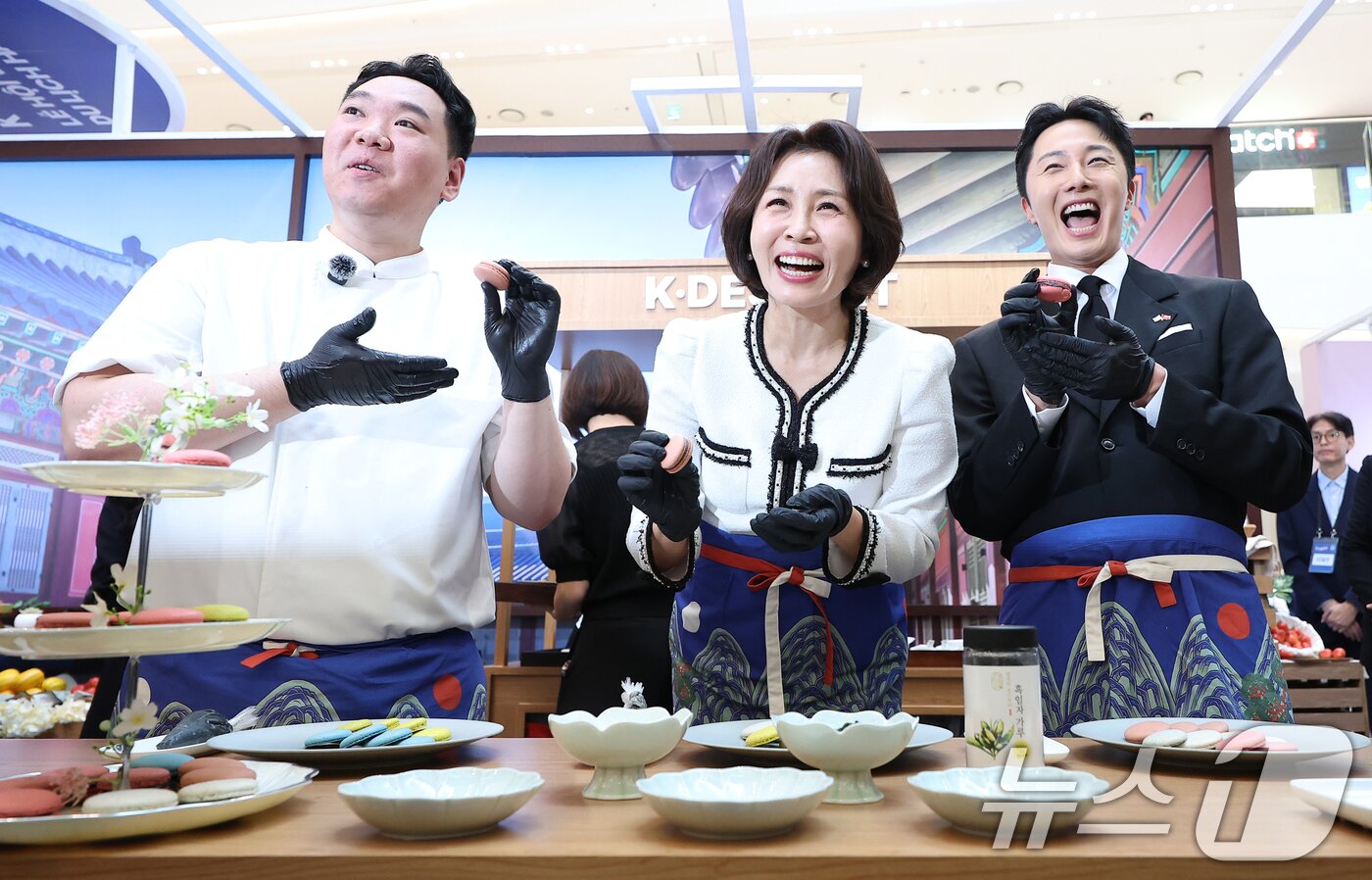 본문 이미지 - 이재명 대통령과 베트남을 국빈 방문 중인 김혜경 여사가 23일(현지시간) 하노이 롯데몰에서 열린 K문화관광대전에서 배우 정일우, 지준혁 셰프와 마카롱을 만들고 있다. 2026.4.23 ⓒ 뉴스1 이재명 기자