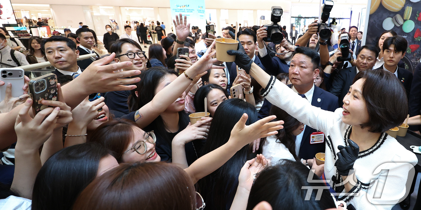 (하노이(베트남)=뉴스1) 이재명 기자 = 이재명 대통령과 베트남을 방문 중인 김혜경 여사가 23일(현지시간) 하노이 서호 롯데몰에서 열린 K문화관광대전에서 비빔밥을 나눠주고 있다 …