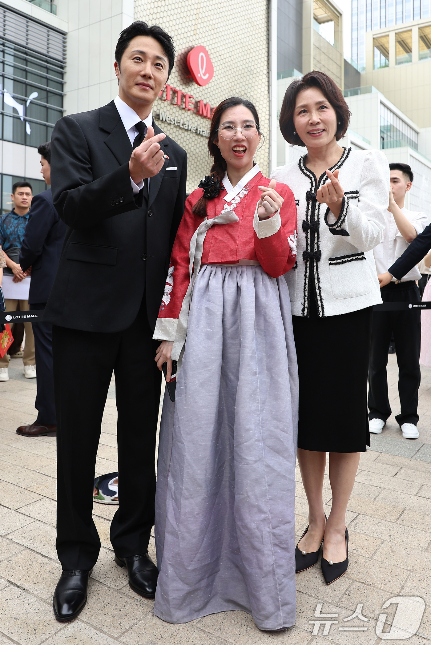 (하노이(베트남)=뉴스1) 이재명 기자 = 이재명 대통령과 베트남을 방문 중인 김혜경 여사가 23일(현지시간) 하노이 서호 롯데몰에서 열린 K문화관광대전에서 배우 정일우, 한복을 …