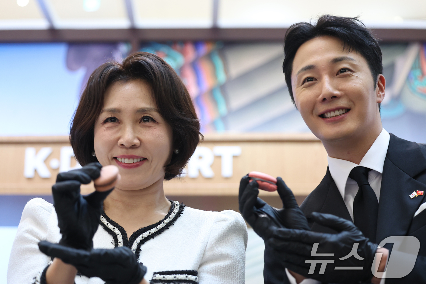 (하노이(베트남)=뉴스1) 이재명 기자 = 이재명 대통령과 베트남을 국빈 방문 중인 김혜경 여사가 23일(현지시간) 하노이 롯데몰에서 열린 K문화관광대전에서 배우 정일우와 직접 만 …