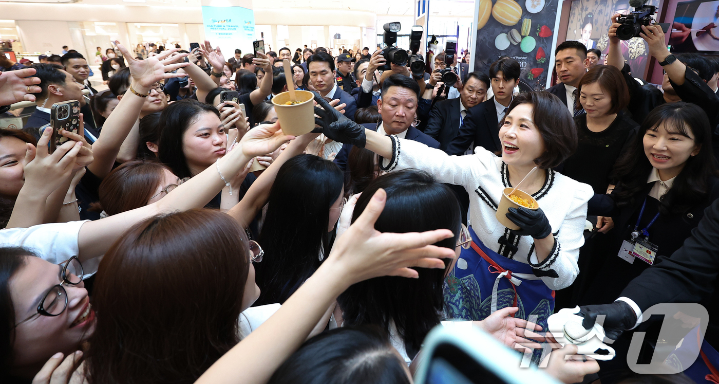 (하노이(베트남)=뉴스1) 이재명 기자 = 이재명 대통령과 베트남을 방문 중인 김혜경 여사가 23일(현지시간) 하노이 서호 롯데몰에서 열린 K문화관광대전에서 비빔밥을 나눠주고 있다 …