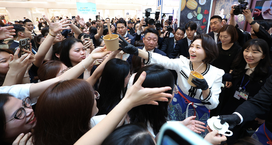 비빔밥 나눠주는 김혜경 여사
