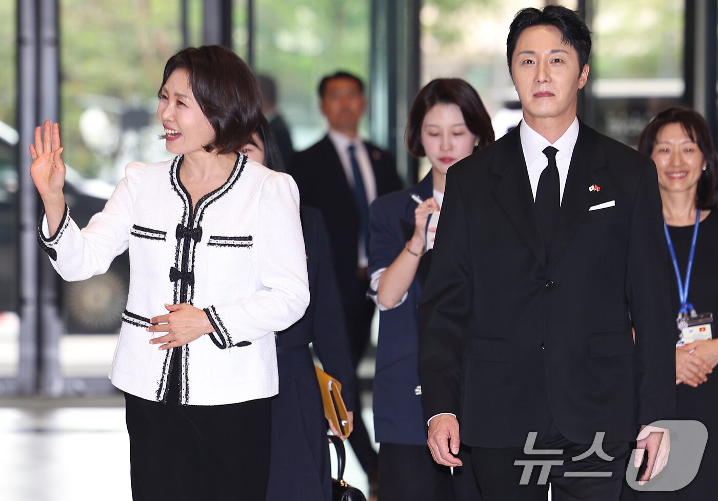 본문 이미지 - 이재명 대통령과 베트남을 국빈 방문 중인 김혜경 여사가 23일(현지시간) 하노이 롯데몰에서 열린 K문화관광대전에서 배우 정일우와 입장하고 있다. 2026.4.23 ⓒ 뉴스1 이재명 기자