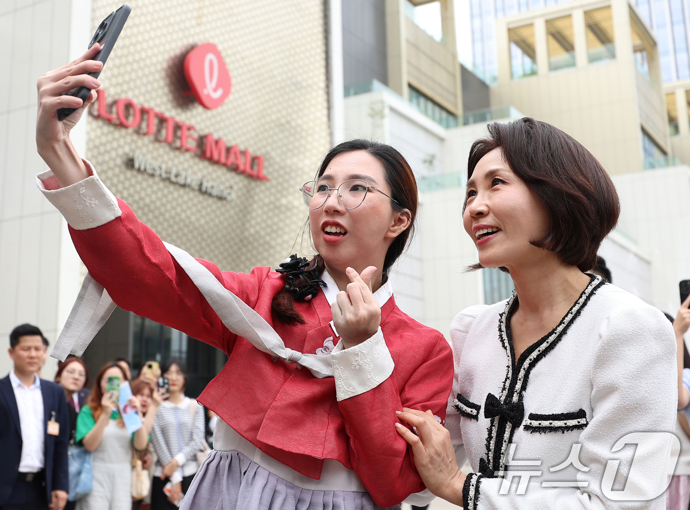 (하노이(베트남)=뉴스1) 이재명 기자 = 이재명 대통령과 베트남을 방문 중인 김혜경 여사가 23일(현지시간) 하노이 서호 롯데몰에서 열린 K문화관광대전에서 한복을 입은 또우띠 떰 …