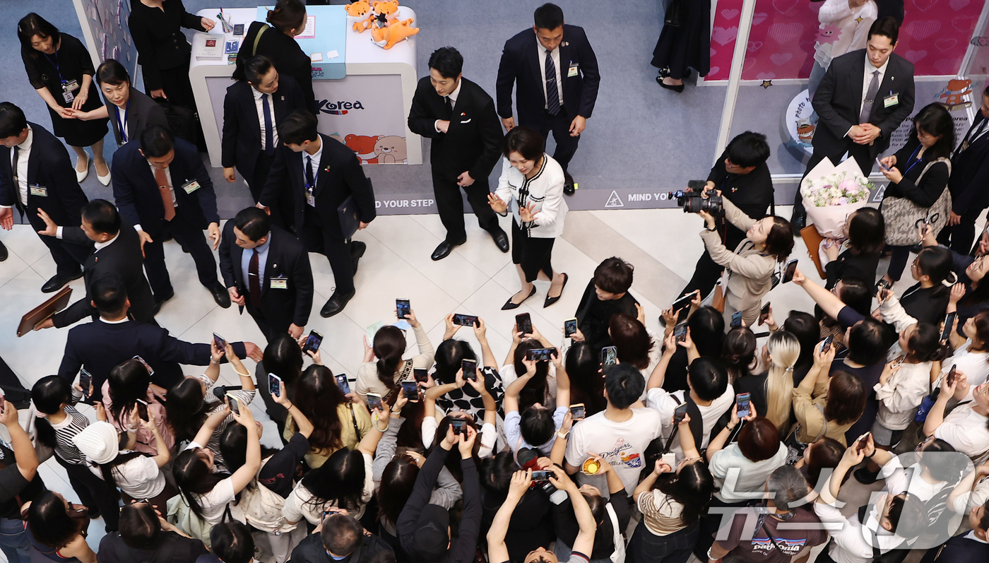 (하노이(베트남)=뉴스1) 이재명 기자 = 이재명 대통령과 베트남을 방문 중인 김혜경 여사가 23일(현지시간) 하노이 서호 롯데몰에서 열린 K문화관광대전에서 부스 나서며 베트남 시 …