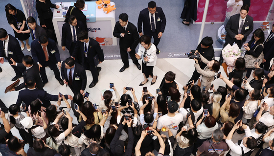베트남 시민들과 인사하는 김혜경 여사