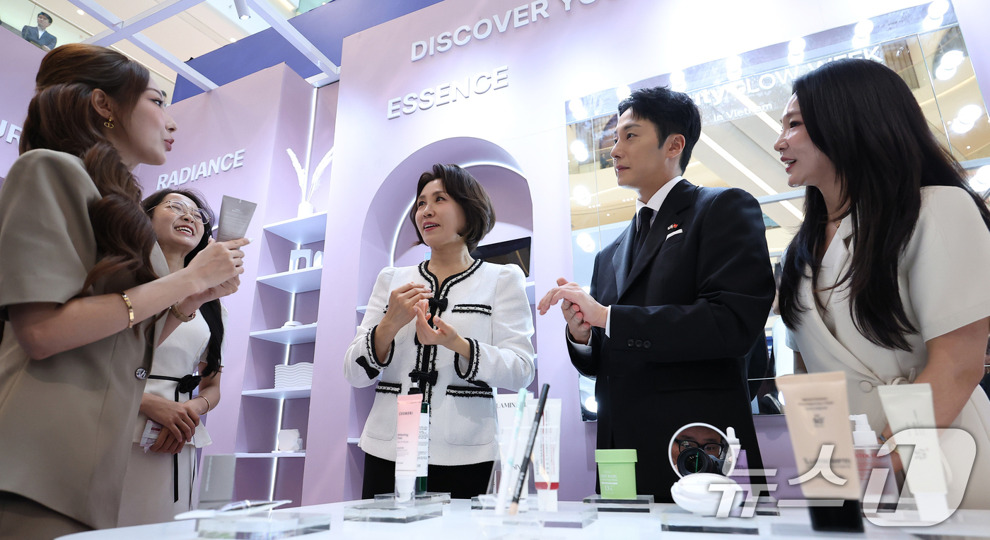 (하노이(베트남)=뉴스1) 이재명 기자 = 이재명 대통령과 베트남을 국빈 방문 중인 김혜경 여사가 23일(현지시간) 하노이 롯데몰에서 열린 K문화관광대전에서 배우 정일우와 화장품을 …