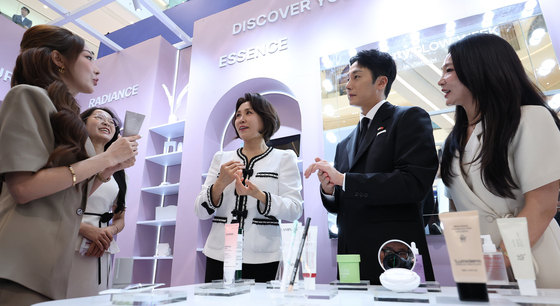 화장품 살피는 김혜경 여사