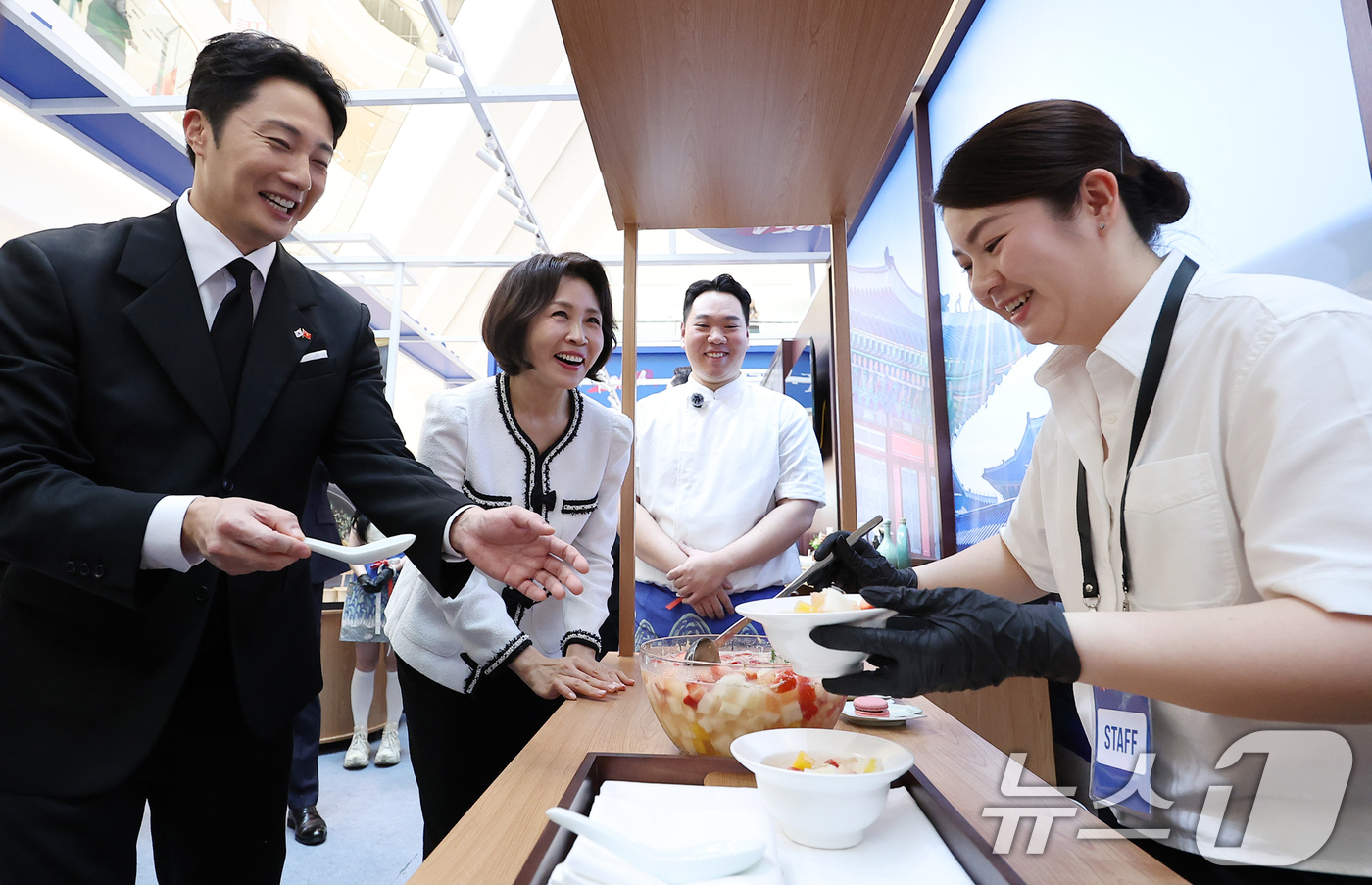 (하노이(베트남)=뉴스1) 이재명 기자 = 이재명 대통령과 베트남을 국빈 방문 중인 김혜경 여사가 23일(현지시간) 하노이 롯데몰에서 열린 K문화관광대전에서 배우 정일우와 베트남산 …