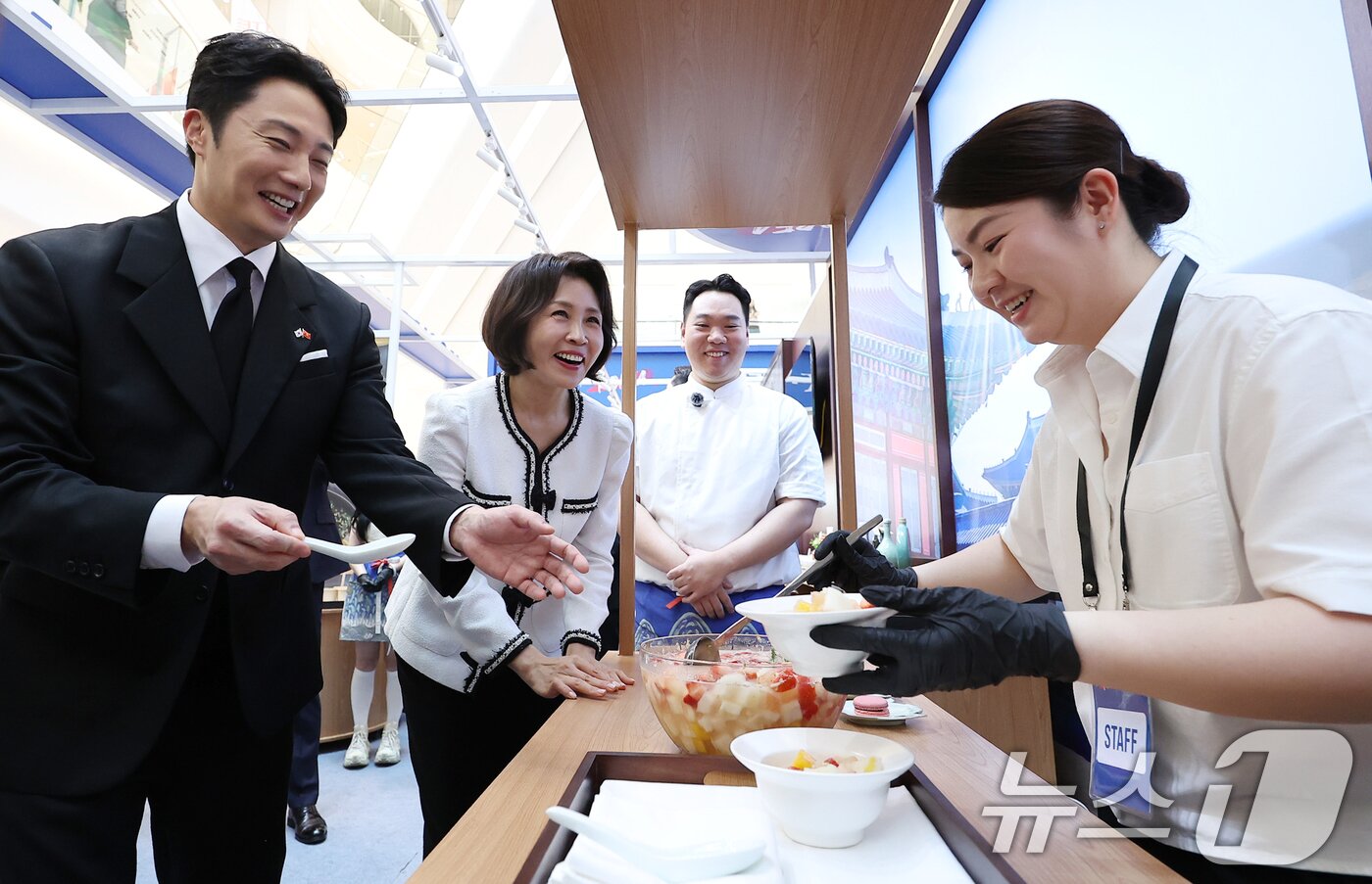 본문 이미지 - 이재명 대통령과 베트남을 국빈 방문 중인 김혜경 여사가 23일(현지시간) 하노이 롯데몰에서 열린 K문화관광대전에서 배우 정일우와 베트남산 과일로 만든 화채를 받고 있다. 2026.4.23 ⓒ 뉴스1 이재명 기자