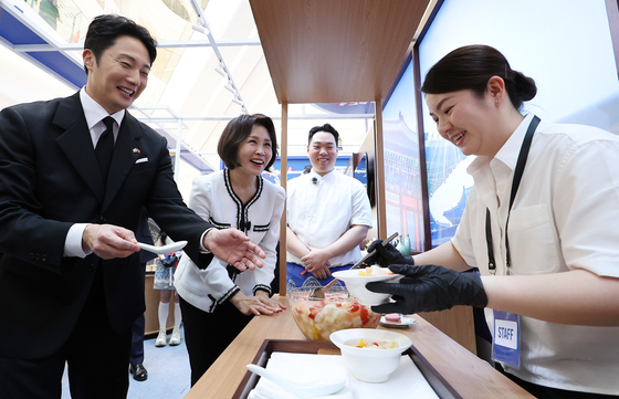 베트남산 화채 받는 김혜경 여사