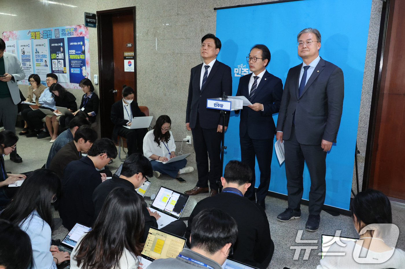 (서울=뉴스1) 신웅수 기자 = 강준현 더불어민주당 수석대변인이 23일 서울 여의도 국회에서 인천 지역 전략공천 후보자를 발표를 하고 있다. 2026.4.23/뉴스1