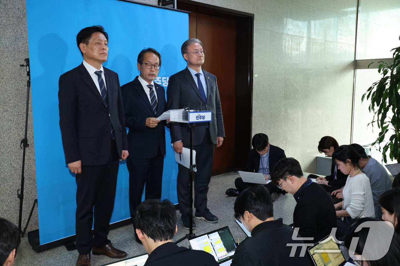 (서울=뉴스1) 신웅수 기자 = 강준현 더불어민주당 수석대변인이 23일 서울 여의도 국회에서 인천 지역 전략공천 후보자를 발표를 하고 있다. 2026.4.23/뉴스1