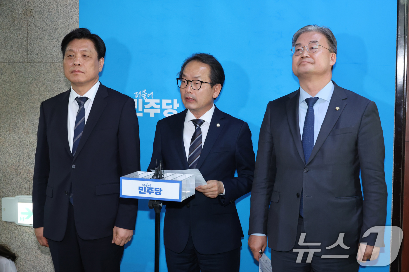 (서울=뉴스1) 신웅수 기자 = 강준현 더불어민주당 수석대변인이 23일 서울 여의도 국회에서 인천 지역 전략공천 후보자를 발표를 하고 있다. 2026.4.23/뉴스1