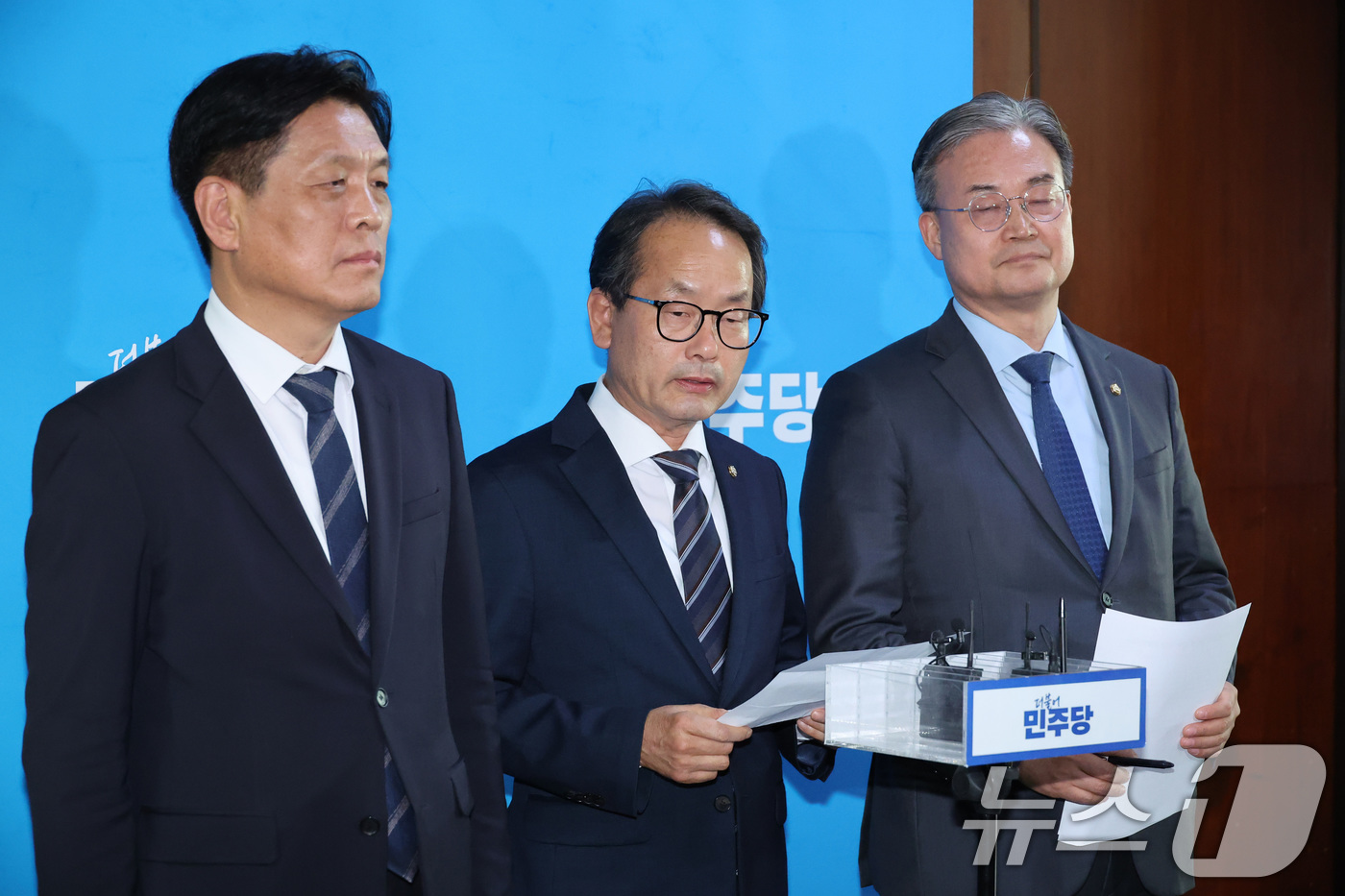 (서울=뉴스1) 신웅수 기자 = 강준현 더불어민주당 수석대변인이 23일 서울 여의도 국회에서 인천 지역 전략공천 후보자를 발표를 하고 있다. 2026.4.23/뉴스1