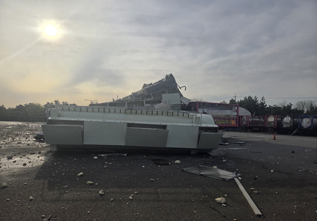 아산 화학업체 주차장서 탱크로리 폭발…2명 다쳐(종합)