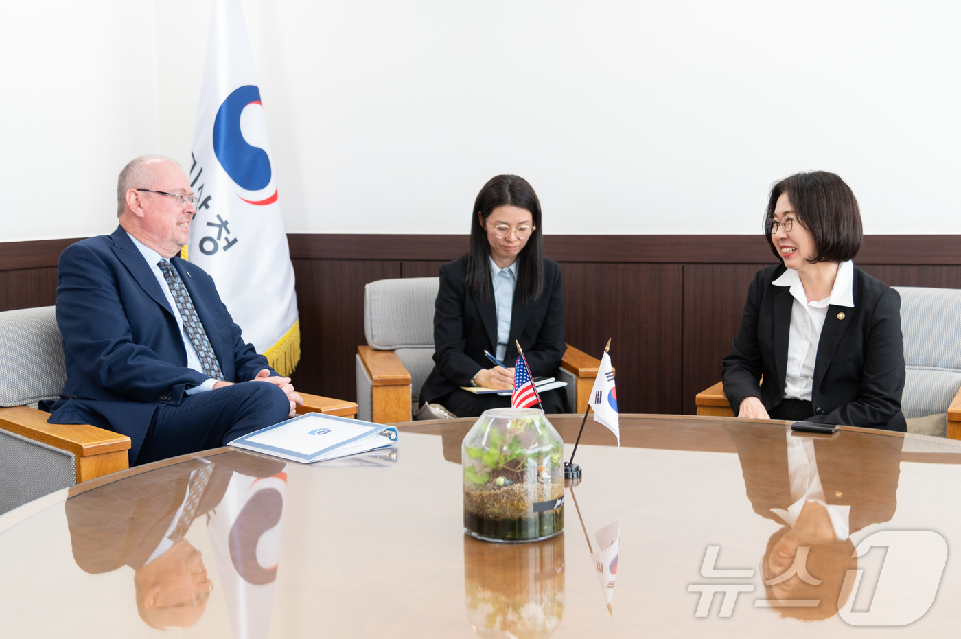 (서울=뉴스1) = 이미선 기상청장(오른쪽)이 23일 서울시 동작구 기상청 서울청사에서 미국해양대기청(National Oceanic and Atmospheric Administra …