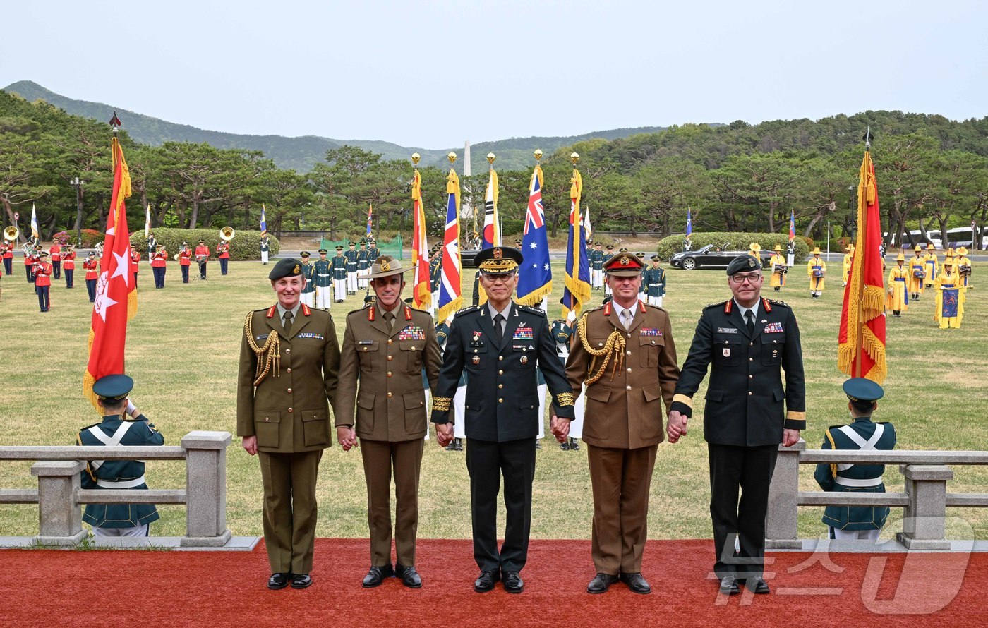 (서울=뉴스1) = 김규하(대장) 육군참모총장이 23일 설마리전투ㆍ가평지구전투 75주년 기념행사 참석차 방한한 영국ㆍ호주ㆍ캐나다ㆍ뉴질랜드 육군참모총장을 계룡대로 초청해 6ㆍ25전쟁 …
