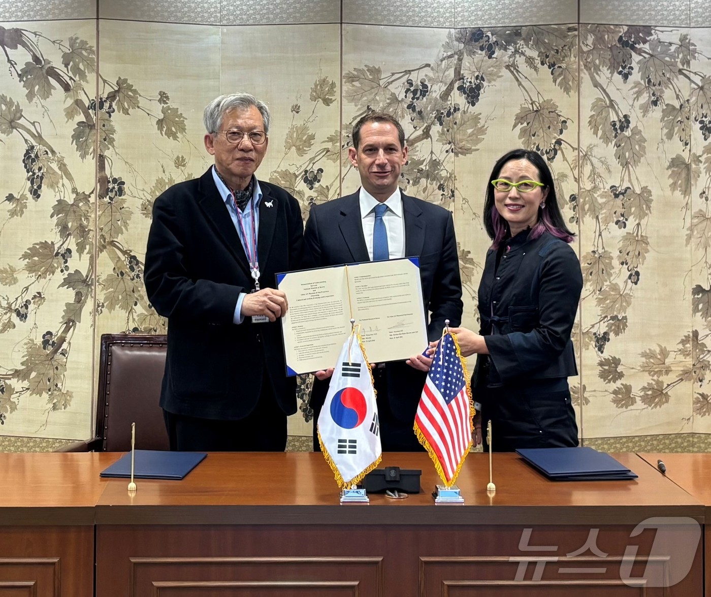 (서울=뉴스1) = 유홍준 국립중앙박물관장(왼쪽부터)과 대니얼 루리 샌프란시스코 시장, 이소영 샌프란시스코아시아박물관장이 23일 서울 용산구 국립중앙박물관에서 문화 및 예술 교류 …