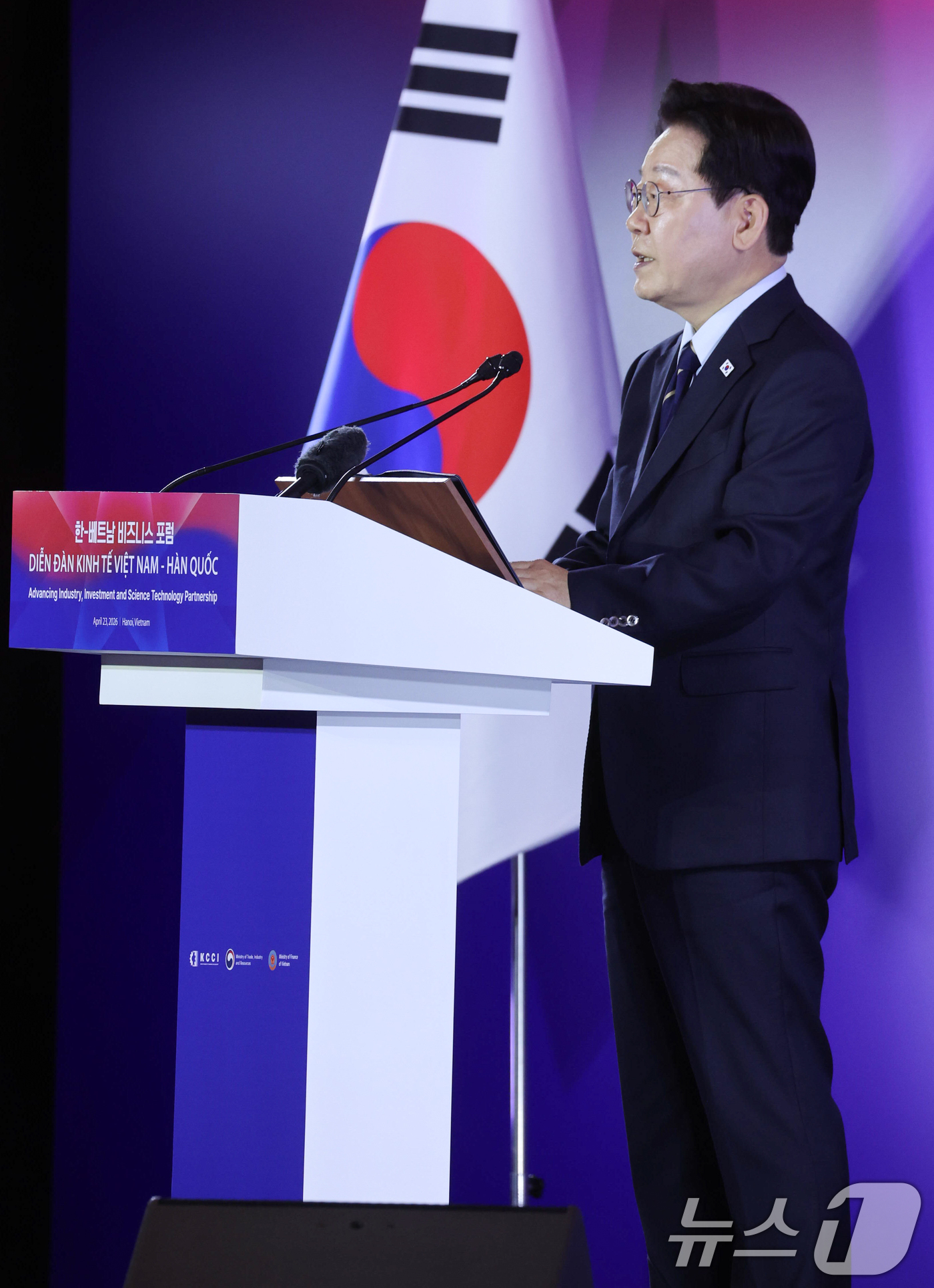 (하노이(베트남)=뉴스1) 이재명 기자 = 베트남을 국빈 방문 중인 이재명 대통령이 23일(현지시간) 하노이의 한 호텔에서 열린 한-베트남 비즈니스 포럼에서 발언하고 있다. 202 …