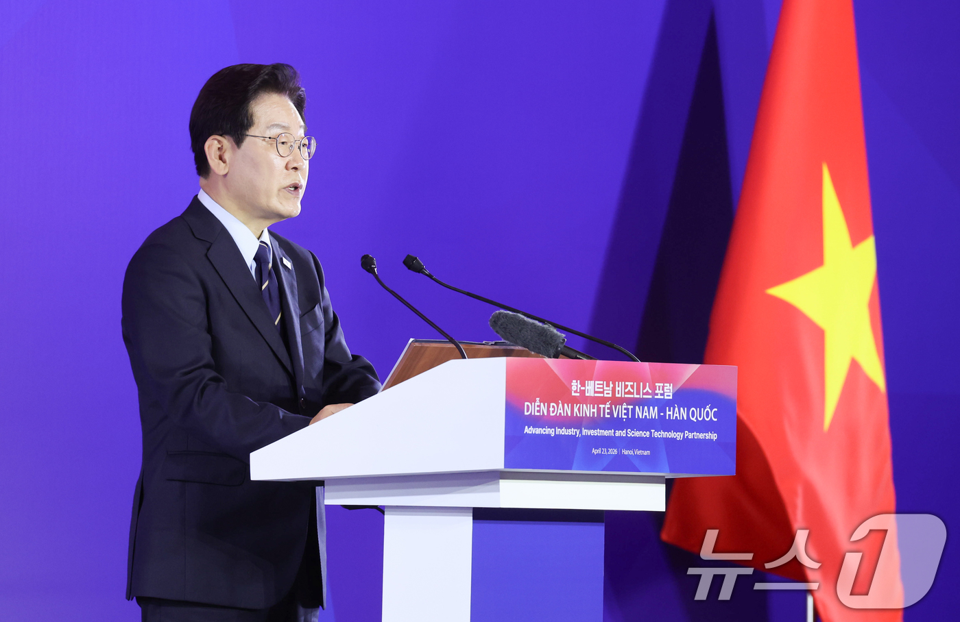 (하노이(베트남)=뉴스1) 이재명 기자 = 베트남을 국빈 방문 중인 이재명 대통령이 23일(현지시간) 하노이의 한 호텔에서 열린 한-베트남 비즈니스 포럼에서 발언하고 있다. 202 …