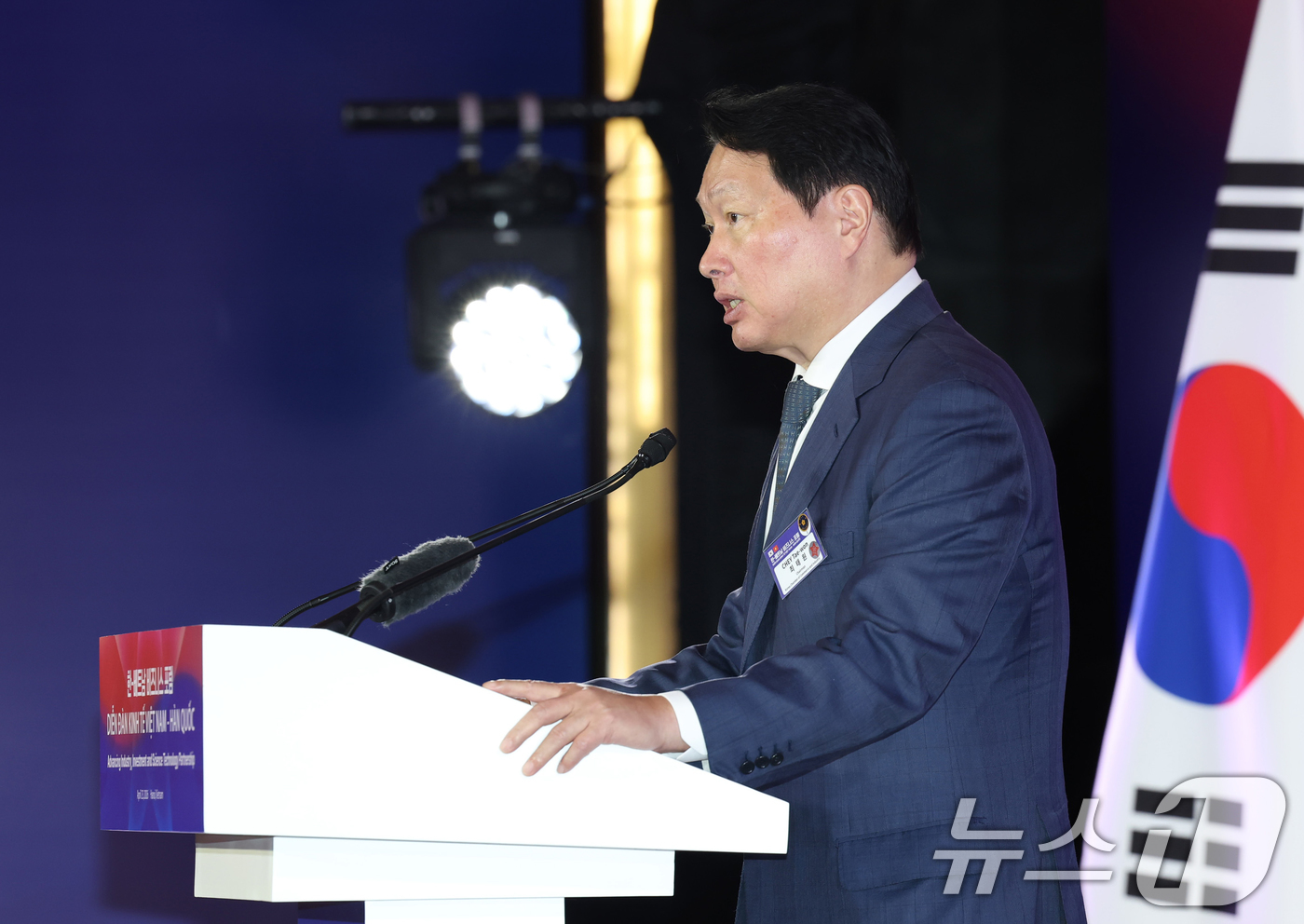 (하노이(베트남)=뉴스1) 이재명 기자 = 최태원 SK그룹(대한상공회의소) 회장이 23일(현지시간) 하노이의 한 호텔에서 열린 한-베트남 비즈니스 포럼에서 발언하고 있다. 2026 …