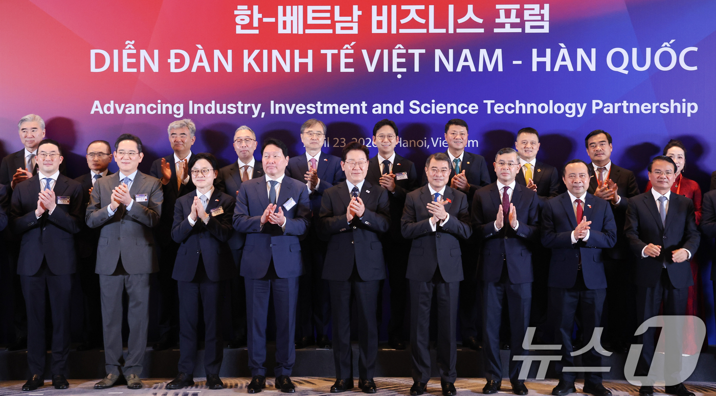 (하노이(베트남)=뉴스1) 이재명 기자 = 베트남을 국빈 방문 중인 이재명 대통령과 레 민 흥 총리가 23일(현지시간) 하노이의 한 호텔에서 열린 한-베트남 기업인 사전 간담회에서 …