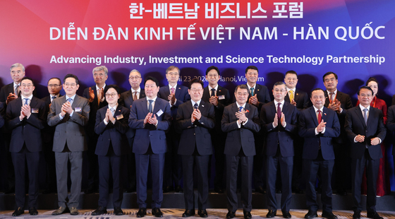 박수 치는 한-베트남 기업인들