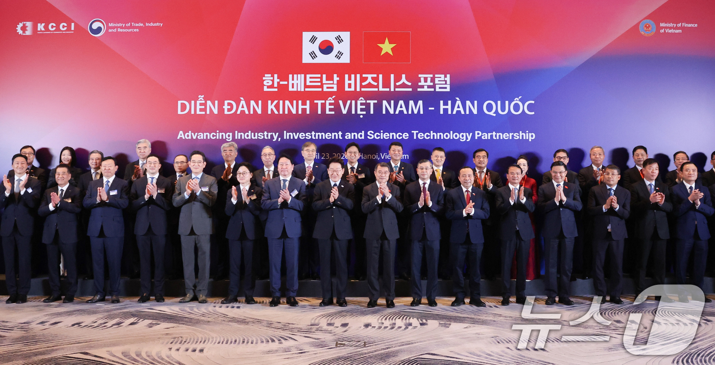 (하노이(베트남)=뉴스1) 이재명 기자 = 베트남을 국빈 방문 중인 이재명 대통령과 레 민 흥 총리가 23일(현지시간) 하노이의 한 호텔에서 열린 한-베트남 기업인 사전 간담회에서 …