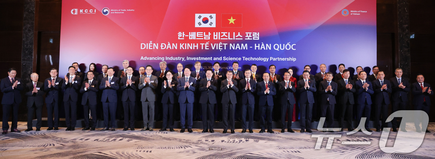 (하노이(베트남)=뉴스1) 이재명 기자 = 베트남을 국빈 방문 중인 이재명 대통령과 레 민 흥 총리가 23일(현지시간) 하노이의 한 호텔에서 열린 한-베트남 기업인 사전 간담회에서 …