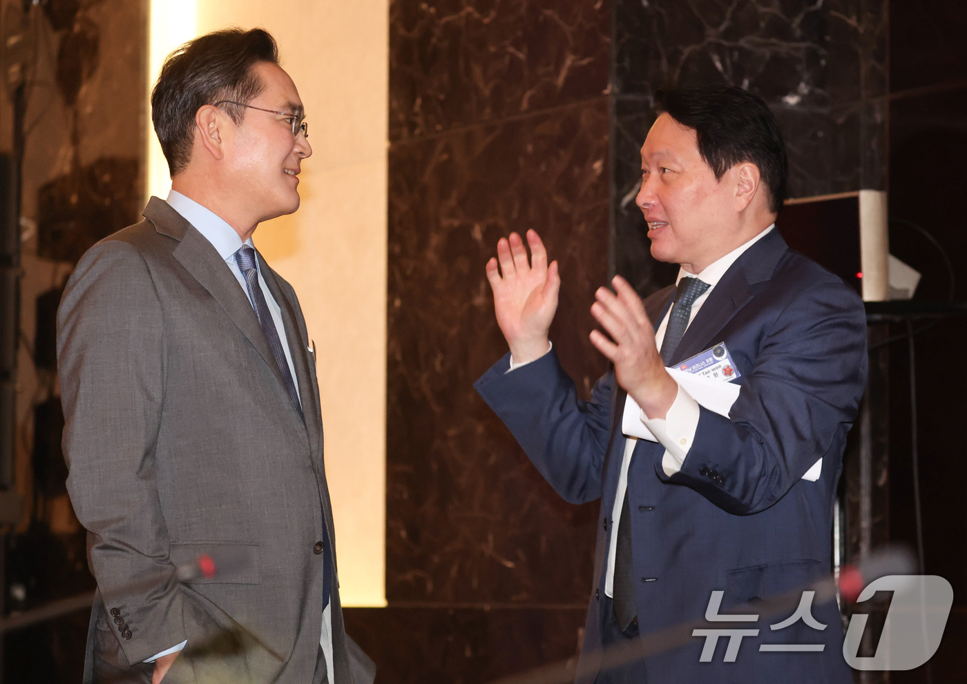 (하노이(베트남)=뉴스1) 이재명 기자 = 이재용 삼성전자 회장과 최태원 SK그룹(대한상공회의소) 회장이 23일(현지시간) 하노이의 한 호텔에서 열린 한-베트남 기업인 사전 간담회 …