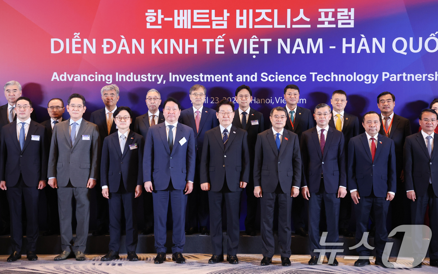 (하노이(베트남)=뉴스1) 이재명 기자 = 베트남을 국빈 방문 중인 이재명 대통령과 레 민 흥 총리가 23일(현지시간) 하노이의 한 호텔에서 열린 한-베트남 기업인 사전 간담회에서 …