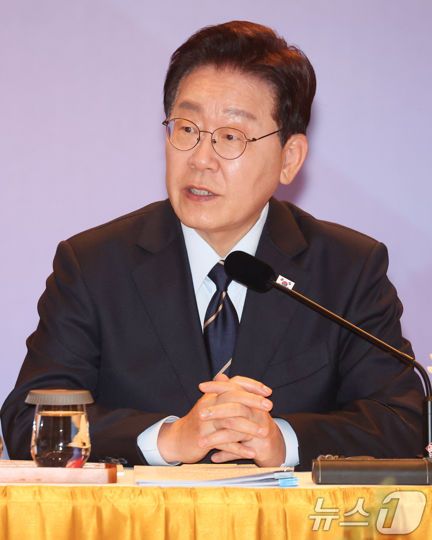 (하노이(베트남)=뉴스1) 이재명 기자 = 베트남을 국빈 방문 중인 이재명 대통령이 23일(현지시간) 하노이의 한 호텔에서 열린 한-베트남 기업인 사전 간담회에서 발언하고 있다. …