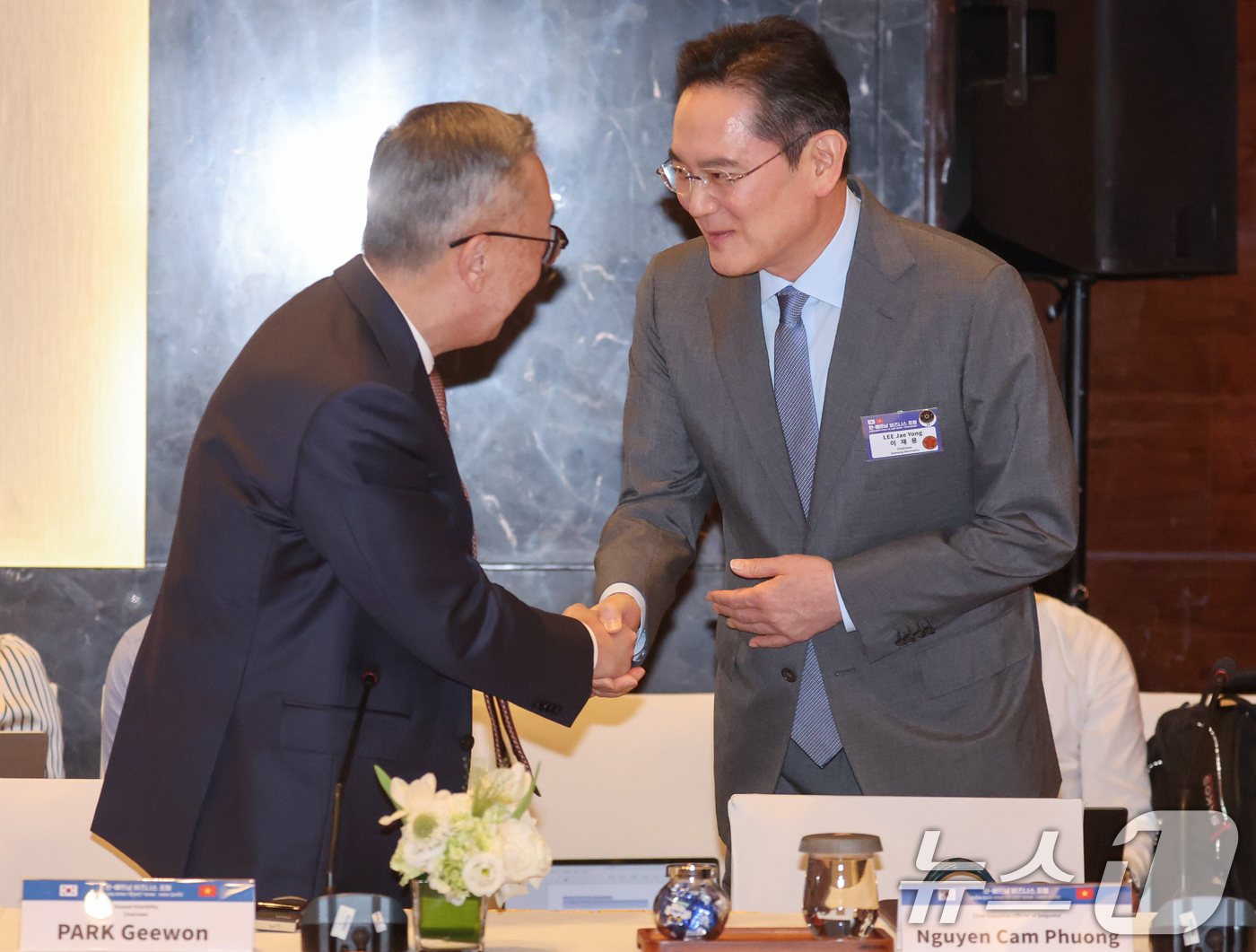 (하노이(베트남)=뉴스1) 이재명 기자 = 박지원 두산에너빌리티 회장과 이재용 삼성전자 회장이 23일(현지시간) 하노이의 한 호텔에서 열린 한-베트남 기업인 사전 간담회에서 인사하 …