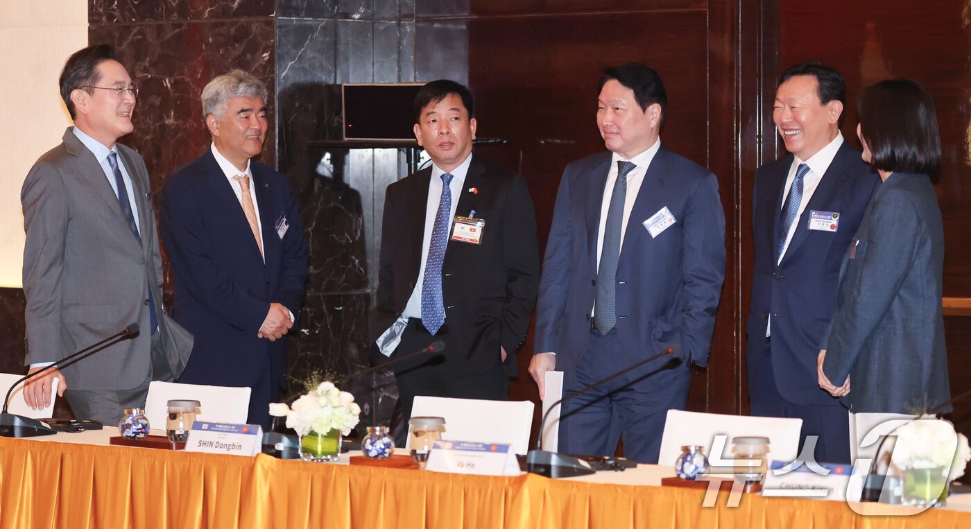 본문 이미지 - 이재용 삼성전자 회장, 정원주 대우건설 회장, 최태원 SK그룹(대한상공회의소) 회장, 신동빈 롯데그룹 회장이 23일(현지시간) 하노이의 한 호텔에서 열린 한-베트남 기업인 사전 간담회에서 베트남 기업인과 대화하고 있다. 2026.4.23 ⓒ 뉴스1 이재명 기자