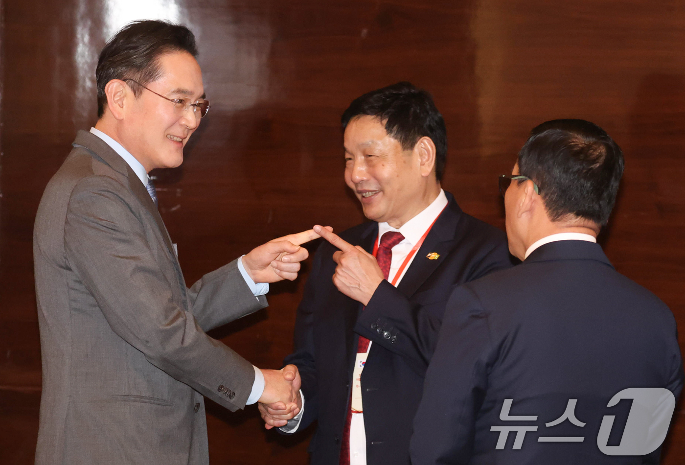 (하노이(베트남)=뉴스1) 이재명 기자 = 이재용 삼성전자 회장이 23일(현지시간) 하노이의 한 호텔에서 열린 한-베트남 기업인 사전 간담회에서 베트남 기업인과 인사하고 있다. 2 …