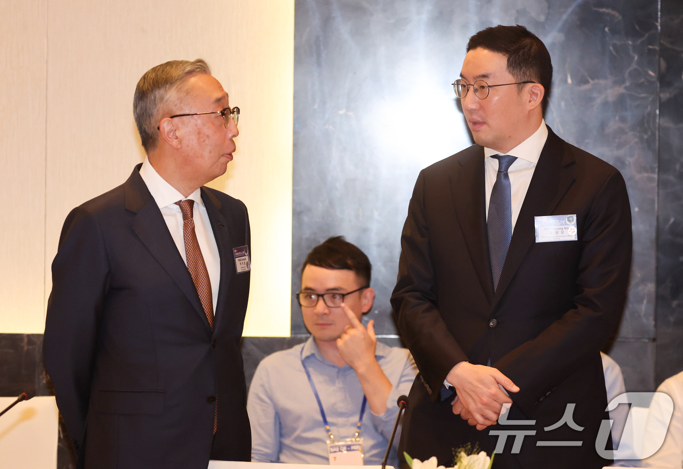 (하노이(베트남)=뉴스1) 이재명 기자 = 박지원 두산에너빌리티 회장과 구광모 LG 회장이 23일(현지시간) 하노이의 한 호텔에서 열린 한-베트남 기업인 사전 간담회에서 대화하고 …