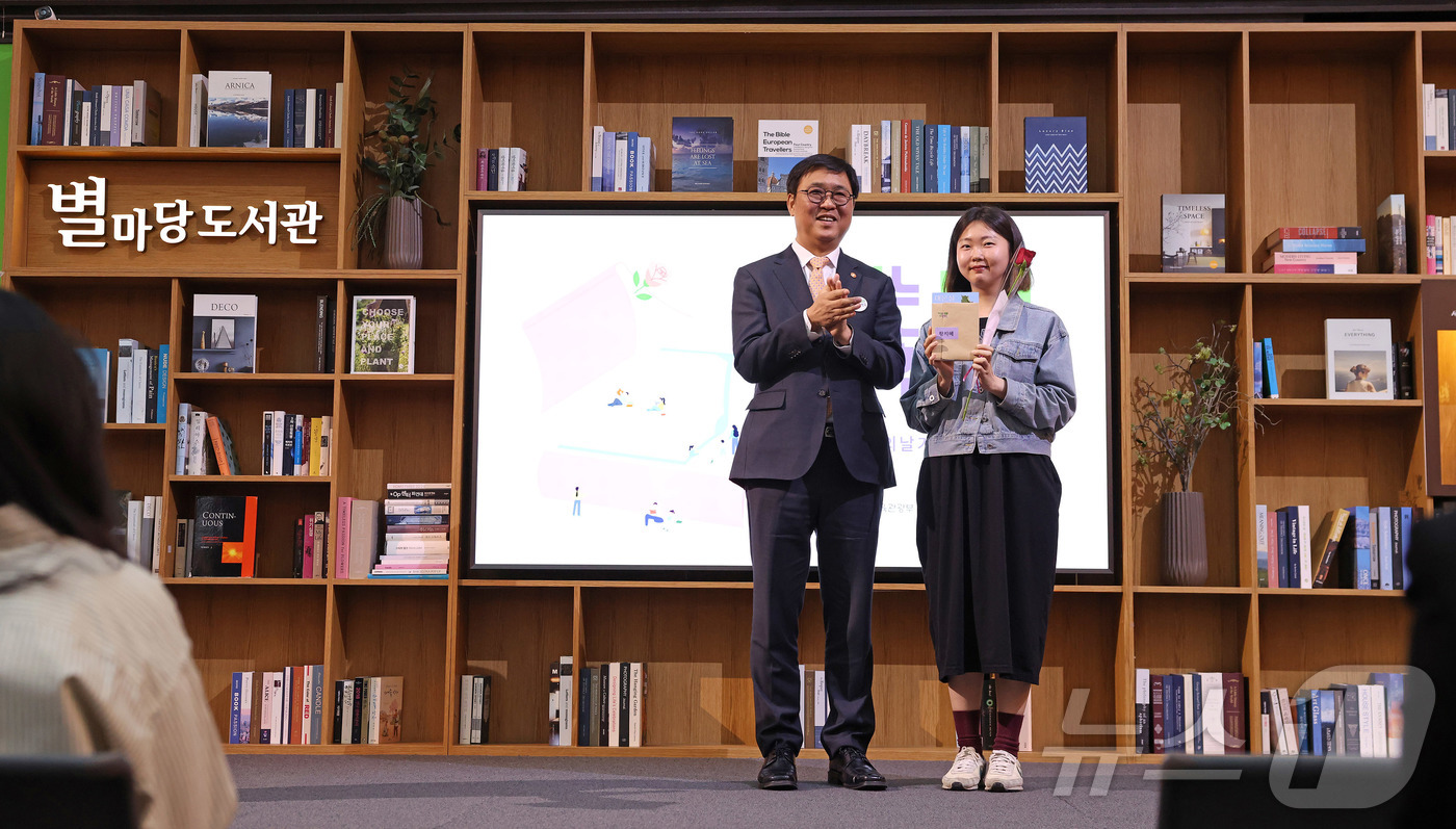 (서울=뉴스1) = 최휘영 문화체육관광부 장관이 23일 서울 강남구 코엑스 별마당도서관에서 열린 대국민 독서 캠페인 ‘2026 책 읽는 대한민국’ 선포식에 참석해 행사에 참석한 국 …