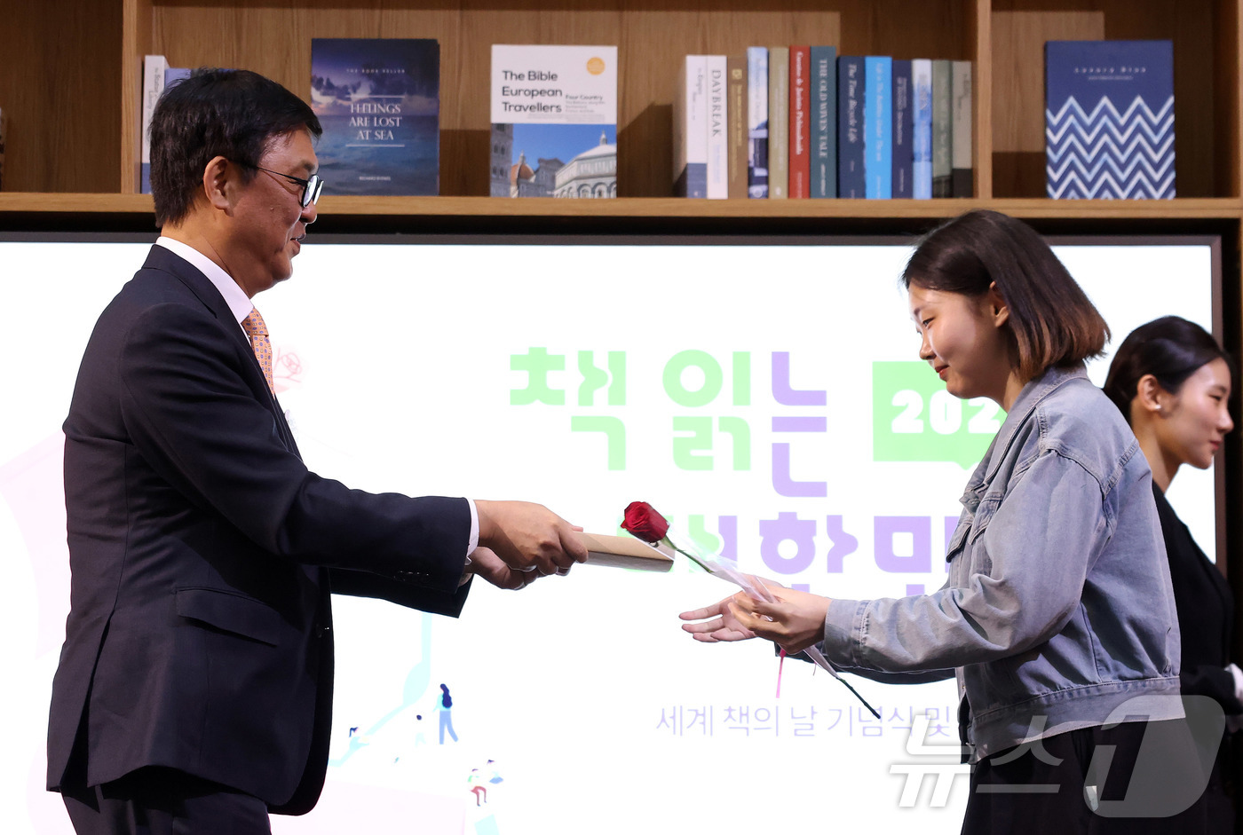 (서울=뉴스1) = 최휘영 문화체육관광부 장관이 23일 서울 강남구 코엑스 별마당도서관에서 열린 대국민 독서 캠페인 ‘2026 책 읽는 대한민국’ 선포식에 참석해 행사에 참석한 국 …