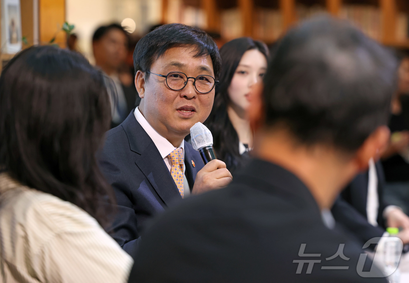 (서울=뉴스1) = 최휘영 문화체육관광부 장관이 23일 서울 강남구 코엑스 별마당도서관에서 열린 대국민 독서 캠페인 ‘2026 책 읽는 대한민국’ 선포식에 참석해 ‘캠페인 동반자’ …
